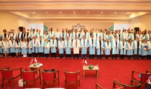 Alanya’da ‘en etkili bilim insanları’na belgeleri verildi