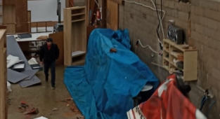 Alanya’da fırtına çatıları uçurdu