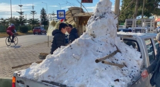 Alanya’da gençler, mahallelerindeki çocukları karla sevindirdi