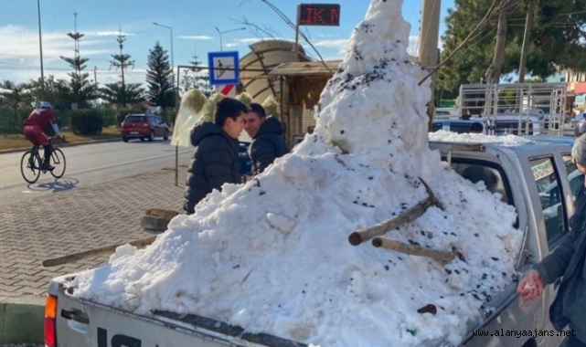 Alanya’da gençler, mahallelerindeki çocukları karla sevindirdi