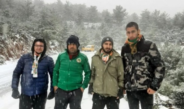 Alanya’da Grup Şimşekler’den sokak hayvanlarına yardım eli