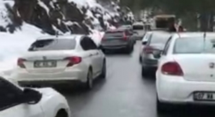 Alanya'da hafta sonu yollarda kar kuyruğu!