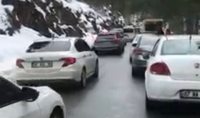 Alanya'da hafta sonu yollarda kar kuyruğu!