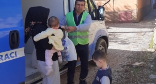 Alanya'da ihtiyaç sahibi ailelere her ay 8 litre süt veriliyor