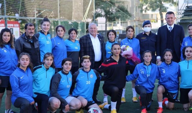 Alanya'da kadın futbolculara moral ziyareti