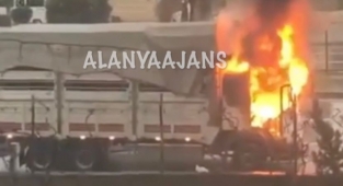 Alanya'da kamyon alev alev yandı