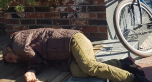 Alanya'da kolonya içip kendinden geçti