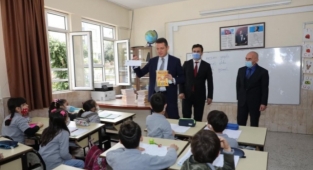 Alanya’da öğrencilere 90 bin kitap