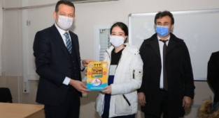 Alanya’da öğrencilere kitap jesti