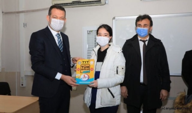 Alanya’da öğrencilere kitap jesti