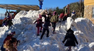 Alanya'da özel öğrencilerin kar sevinci