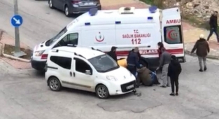 Alanya’da panikleyen motosiklet sürücüsü yola savruldu