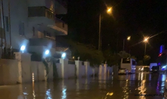 Alanya'da sağanağın ardından siteyi su bastı
