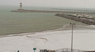 Alanya'da sahil beyaza büründü