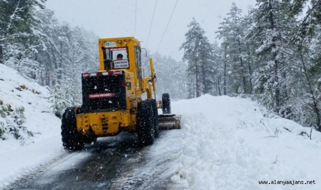 Alanya’da yollar karla kaplandı