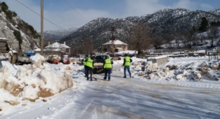 Alanya kırsalında karla mücadele sürüyor