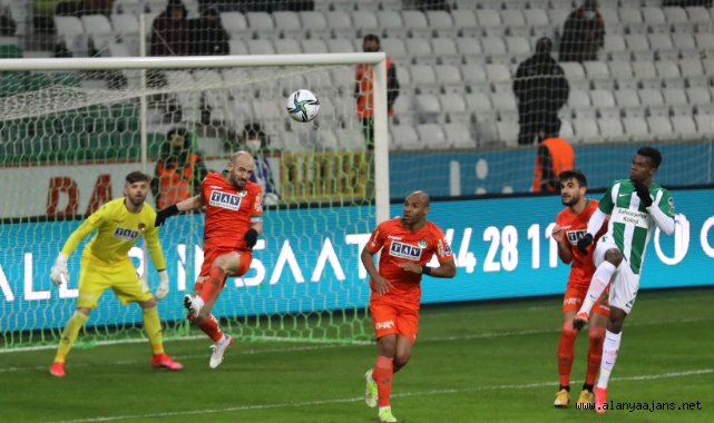 Alanyaspor 3 puanı 3 golle aldı