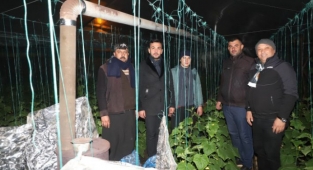 Başkan Toklu soğukta nöbet tutan üreticiyi yalnız bırakmadı