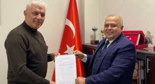 Başkan Yenialp mazbatasını aldı