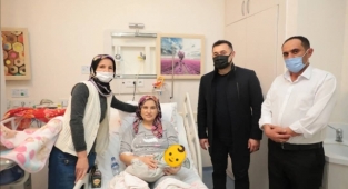 Başkan Yücel yeni yılın ilk bebeklerini unutmadı