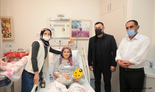 Başkan Yücel yeni yılın ilk bebeklerini unutmadı