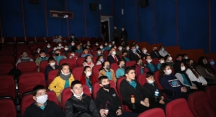 Kaymakam Ürkmezer, öğrencilerle sinema filmi izledi