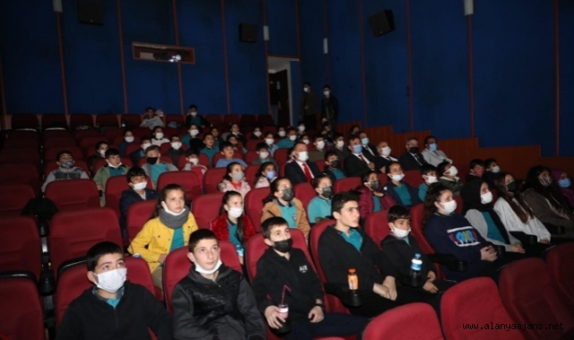 Kaymakam Ürkmezer, öğrencilerle sinema filmi izledi