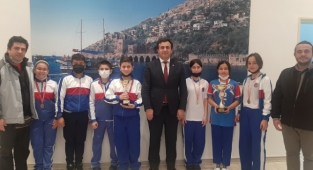 Yılmaz'dan başarılı öğrencilere madalya