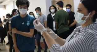 Alanya’da 12-15 yaş öğrencilere okulda aşı süreci başladı