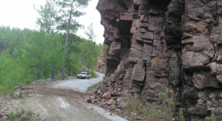 Alanya'da aşırı yağış heyelana neden oldu