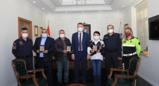 Alanya'da bilinçli sürücülere plaket verildi