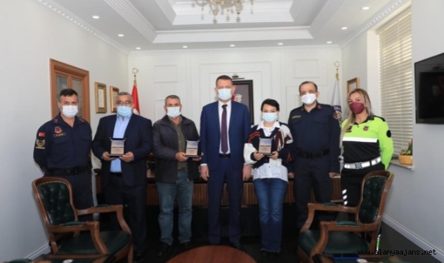 Alanya'da bilinçli sürücülere plaket verildi