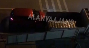 Alanya’da bir otomobil, park halindeki kamyonete çarptı!