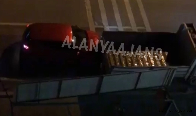 Alanya’da bir otomobil, park halindeki kamyonete çarptı!