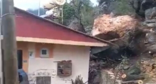Alanya’da dev kaya parçası evin üzerine düştü