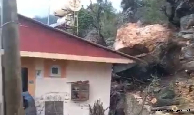 Alanya’da dev kaya parçası evin üzerine düştü