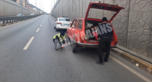 Alanya’da lastiği patlayan sürücünün imdadına jandarma yetişti