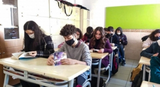 Alanya'da müdür Aksoy öğrencilerle kitap okudu