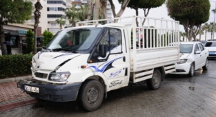 Alanya’da otomobil ile kamyonet çarpıştı!