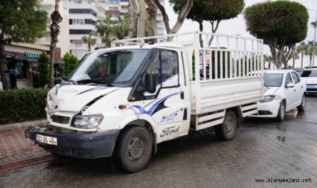 Alanya’da otomobil ile kamyonet çarpıştı!