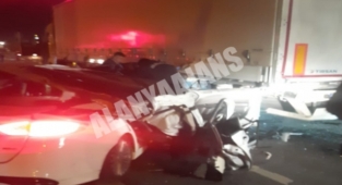 Alanya’da otomobil TIR'a çarptı! 1 yaralı