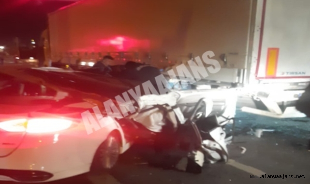 Alanya’da otomobil TIR'a çarptı! 1 yaralı