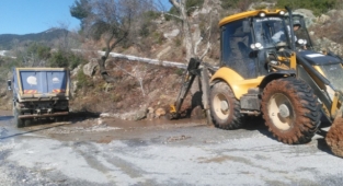 Alanya’da yağış sonrası bozulan yollara bakım ve onarım