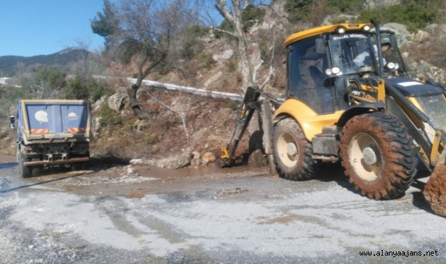 Alanya’da yağış sonrası bozulan yollara bakım ve onarım
