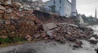 Alanya’da yağışın ardından cami duvarı çöktü