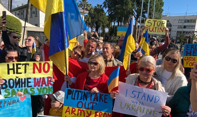 Alanya'da yaşayan Ukraynalılar, Putin'i protesto etti