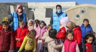 Alanya’dan 1743 çift bot ihtiyaç sahibi çocuklara ulaştırıldı