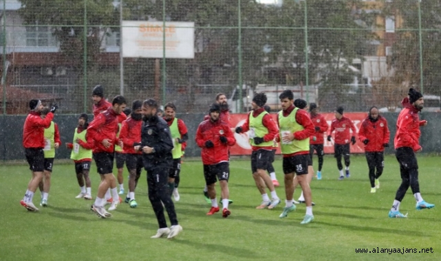 Alanyaspor, Galatasaray maçı hazırlıklarını yağmur altında sürdürdü