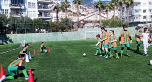 Alanyaspor Kız Futbol Okulu çalışmalara başladı