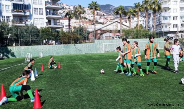 Alanyaspor Kız Futbol Okulu çalışmalara başladı
